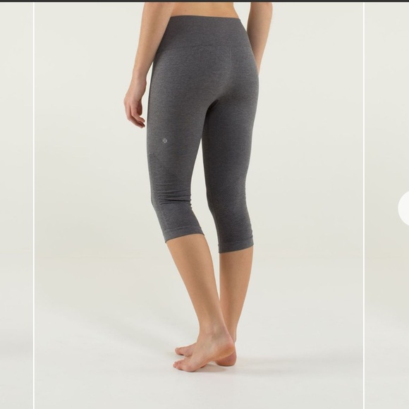 VINTAGE LULULEMON IN THE FLOW CROP LEGGINGS SEAMLESS DARK GRAY SIZE 2 - Picture 1 of 6